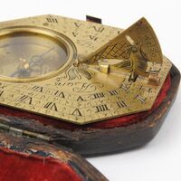 Voorwerpen Adlib\10000\V13974-B.jpg; V13974; ZonnewijzerHeart-shaped sundial; ZakzonnewijzerHeart-shaped sundial